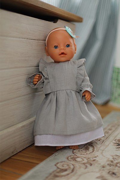 Кукольное платье серого цвета с воланами